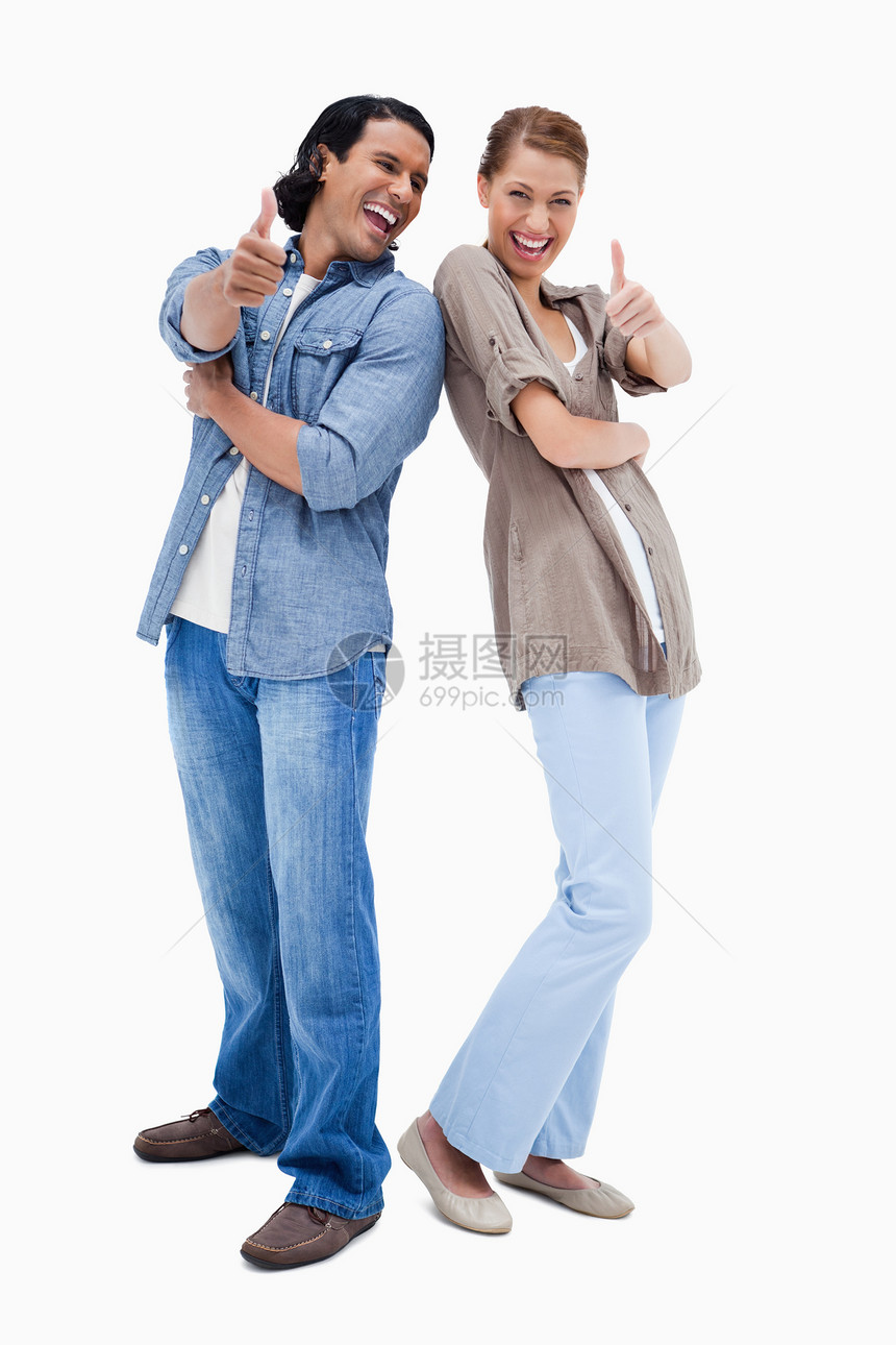 微笑的年轻夫妇举起大拇指图片