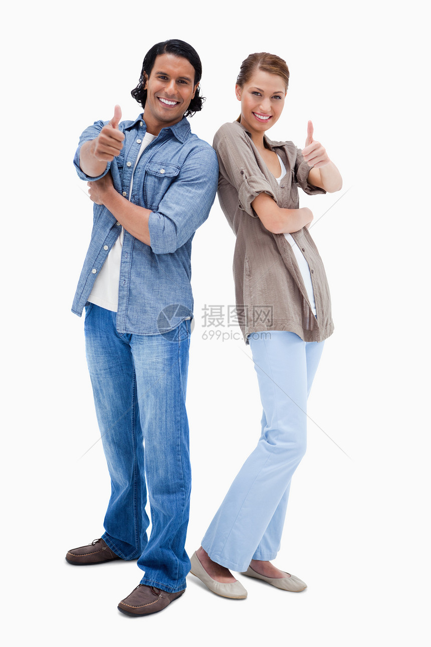 微笑的情侣举起大拇指女性团结男性成年白色喜悦外表夫妻幸福快乐图片