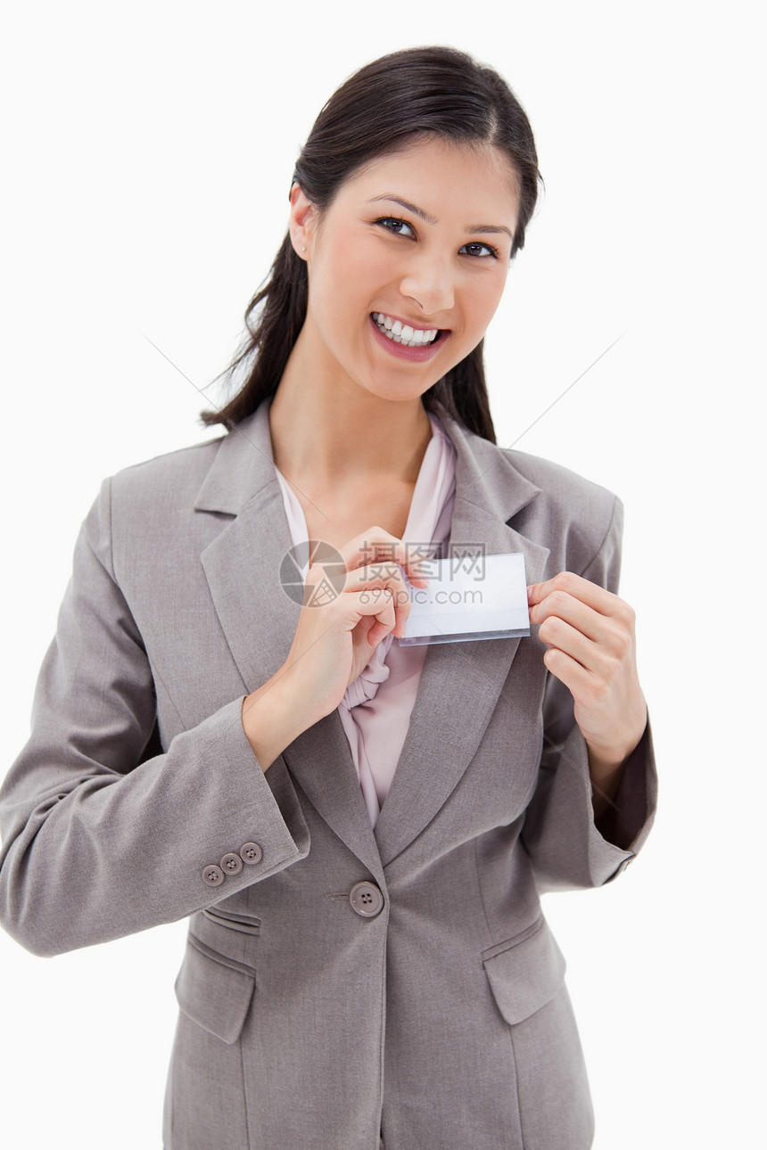 微笑的女商务人士贴上名牌图片