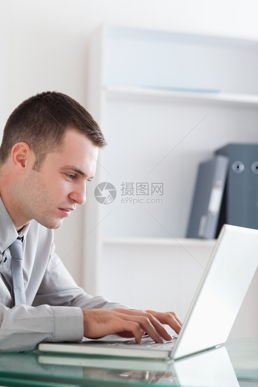 商务人士在笔记本上打字经理外表办公室电脑商业技术年轻人职业屏幕公司图片