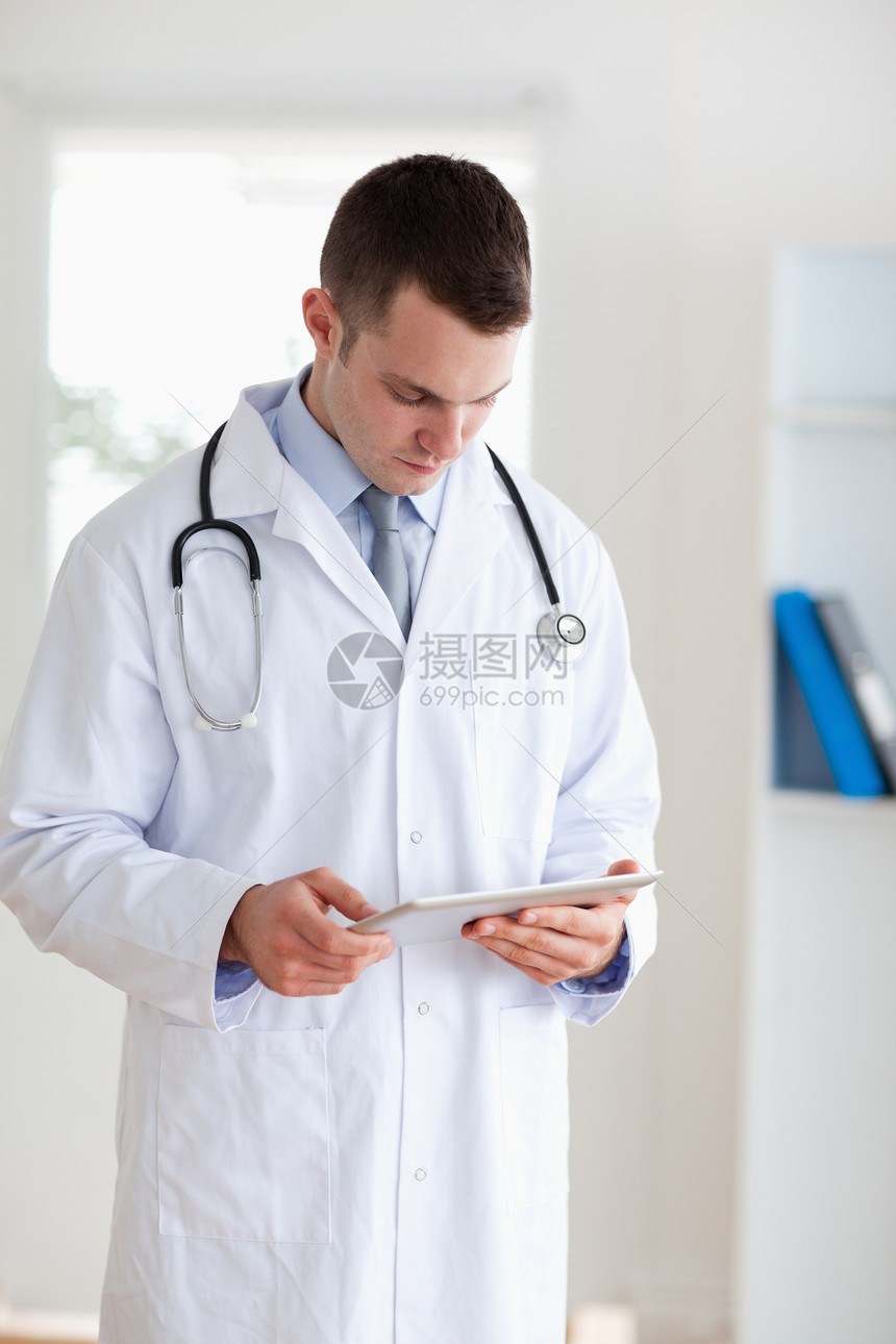 医生在看他的平板电脑图片