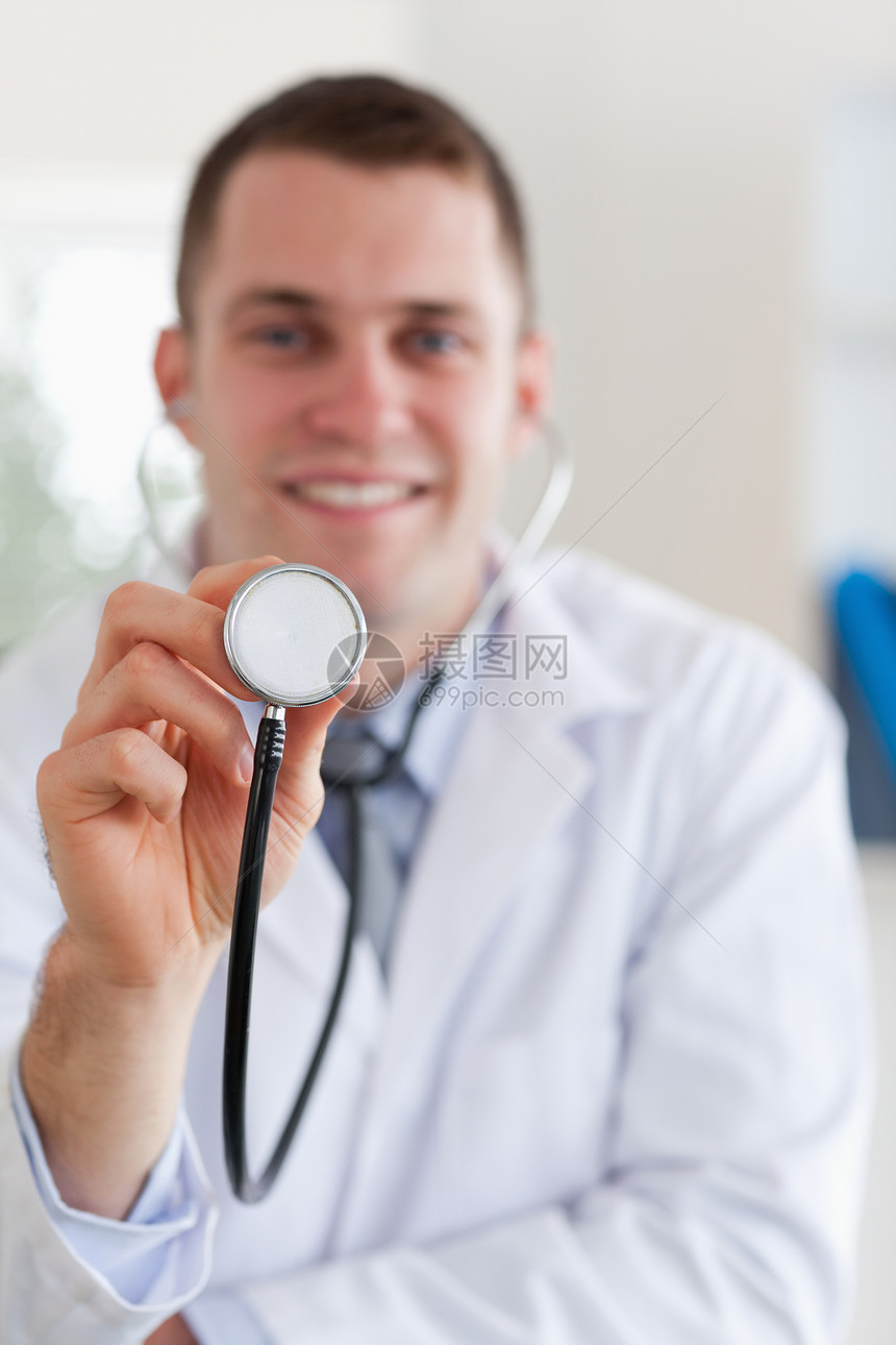 医生准备使用听诊器图片