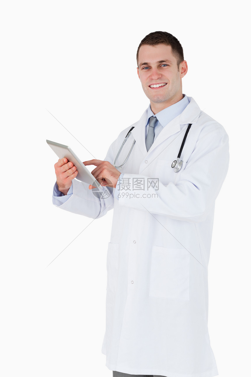 使用平板电脑微笑医生医疗实习生白色工作诊所外表保健专家卫生药品图片