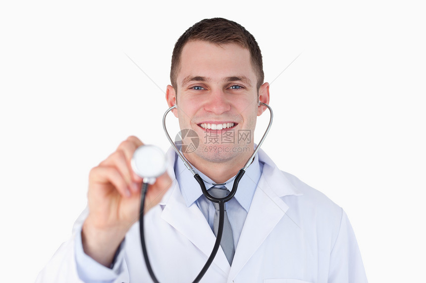 近距离微笑的医生 他的听诊器图片
