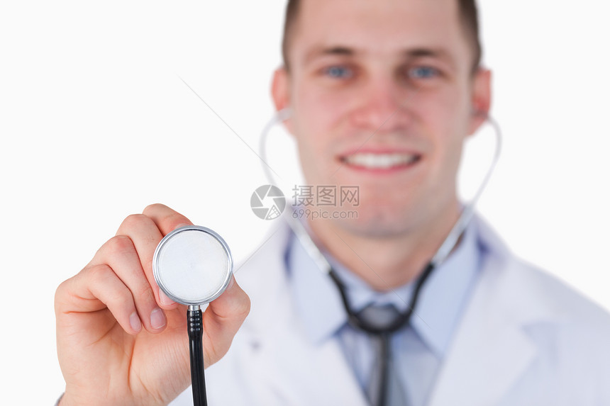 近距离微笑的医生与听诊器图片