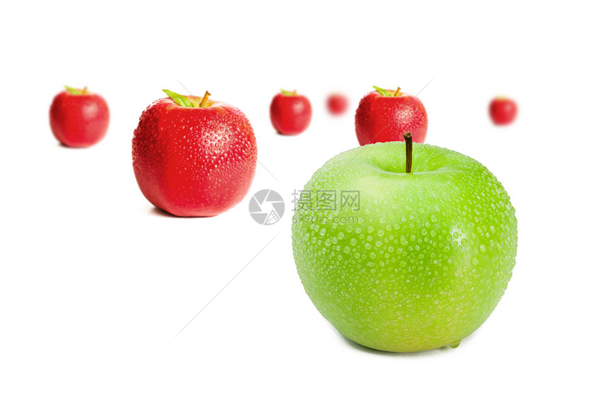 红苹果面前的绿苹果图片