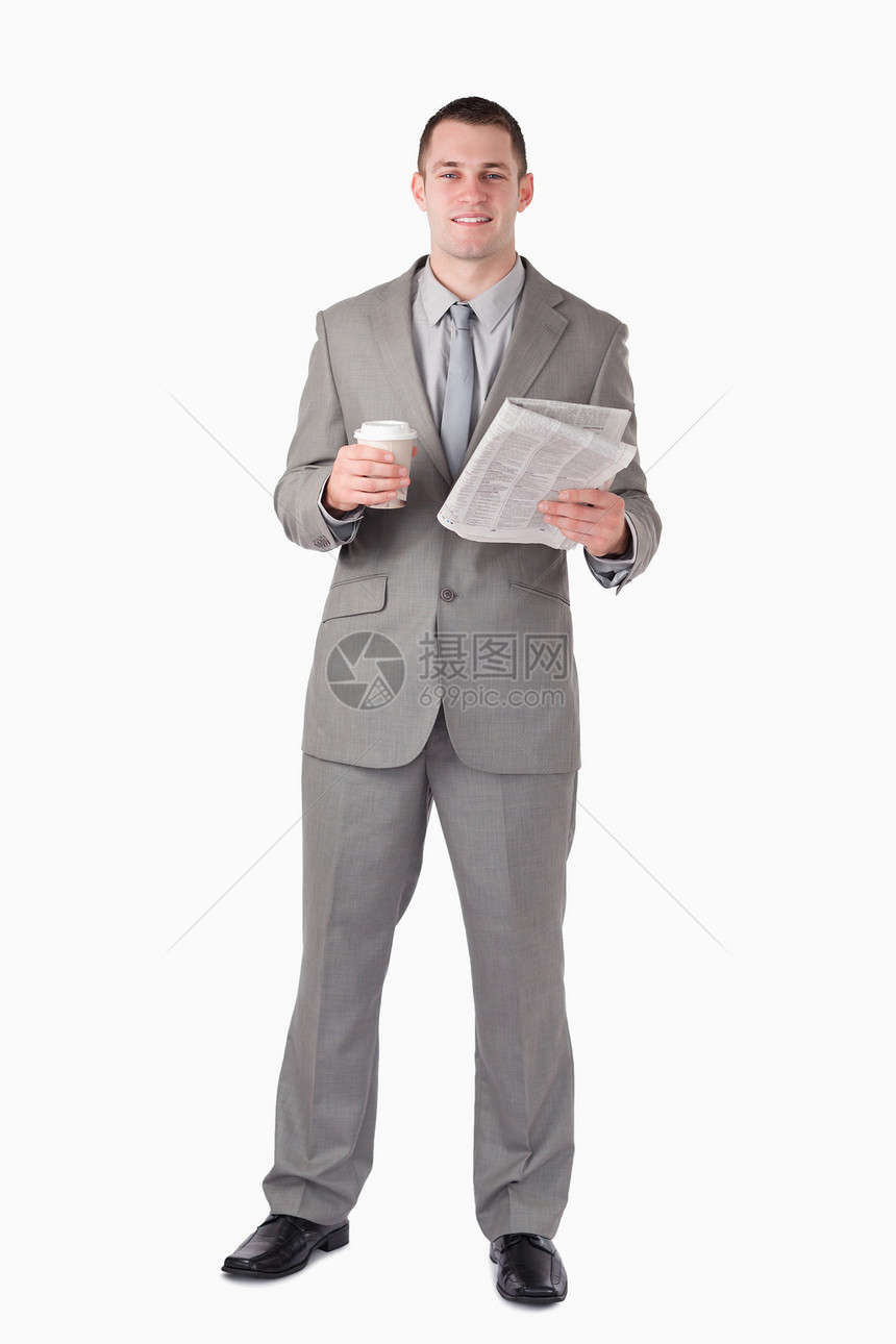 一名商务人士持有报纸和咖啡杯的商务人士的肖像图片