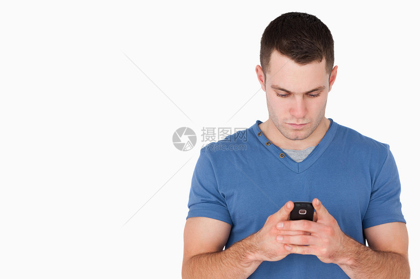 年轻人发短信的年轻人姿势短信讯息阅读闲暇电话电讯微笑衬衫手机图片