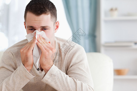 男人吹鼻涕鼻子长椅卫生组织花粉保健外表症状喷嚏感染背景图片