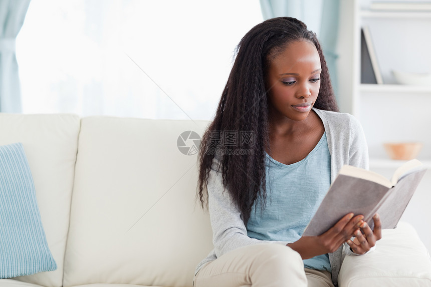 女人看书学习女性小说休息室沙发长椅教育阅读客厅享受图片