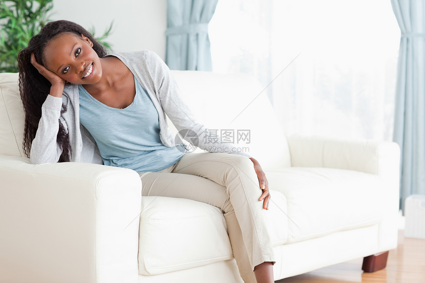 女人喜欢坐在沙发上幸福倾斜厌倦女性闲暇客厅长椅扶手休息室图片