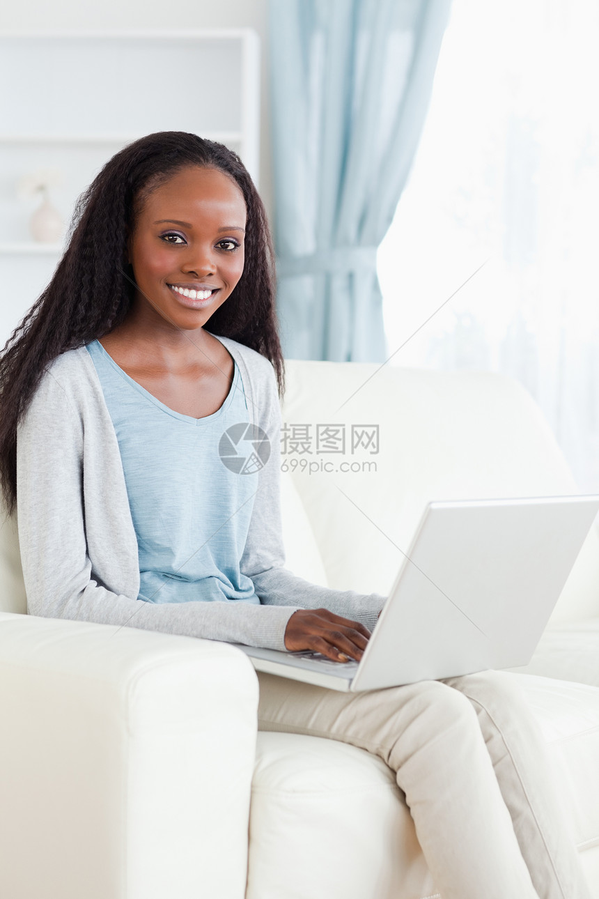 沙发上有笔记本电脑的女人网络技术客厅女性长椅微笑互联网图片