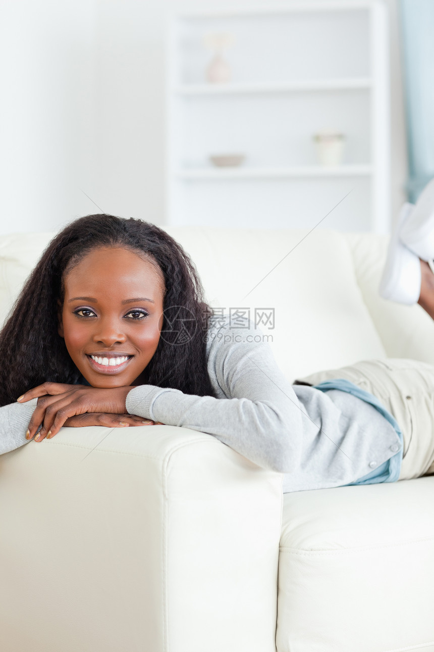 女人在沙发上休息一会儿女性小憩长椅乐趣休息室闲暇家具快乐客厅瞌睡图片