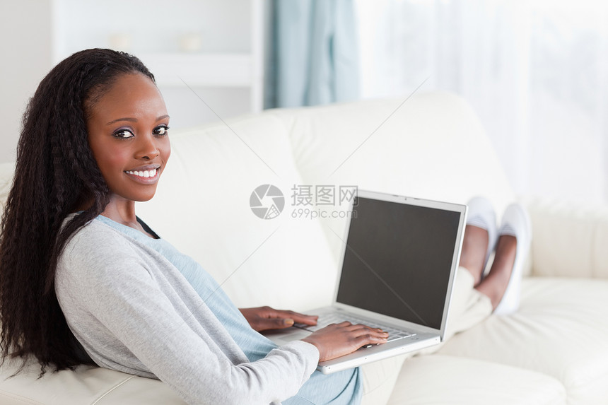 带着笔记本在沙发上微笑的女人女性长椅电脑技术互联网网络客厅图片