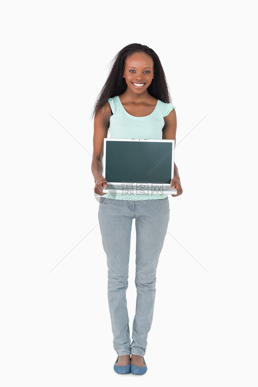 女人用白色背景展示她笔记本电脑上的东西图片