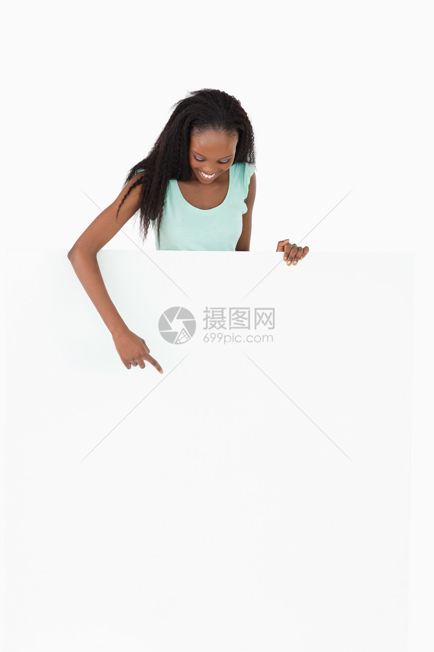 妇女指着白色背景的占位物图片