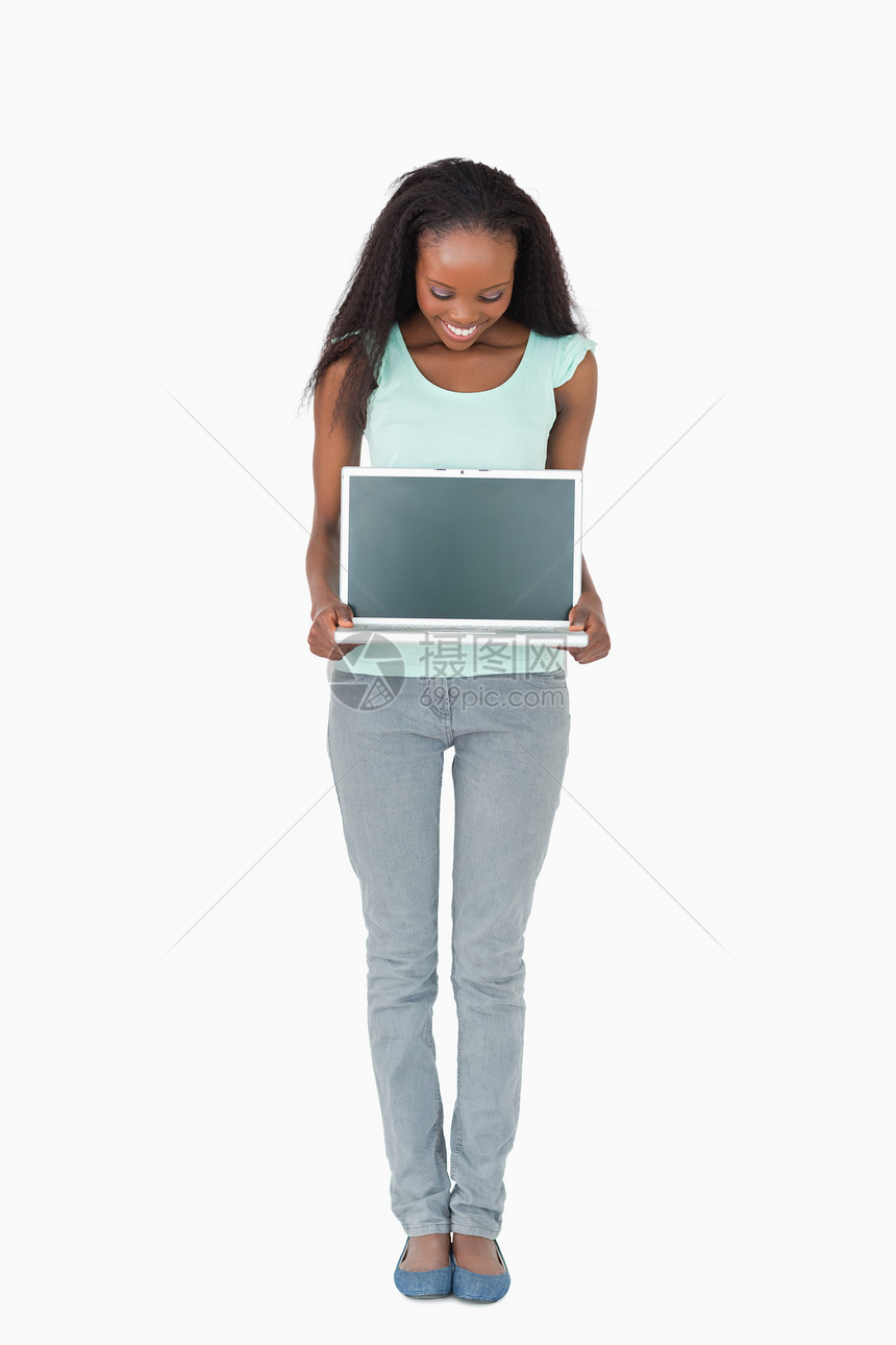 妇女用白色背景展示她的笔记本电脑屏幕图片