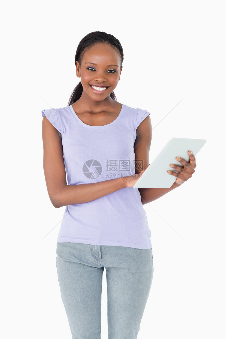 在白色背景上使用平板电脑的近身女子图片