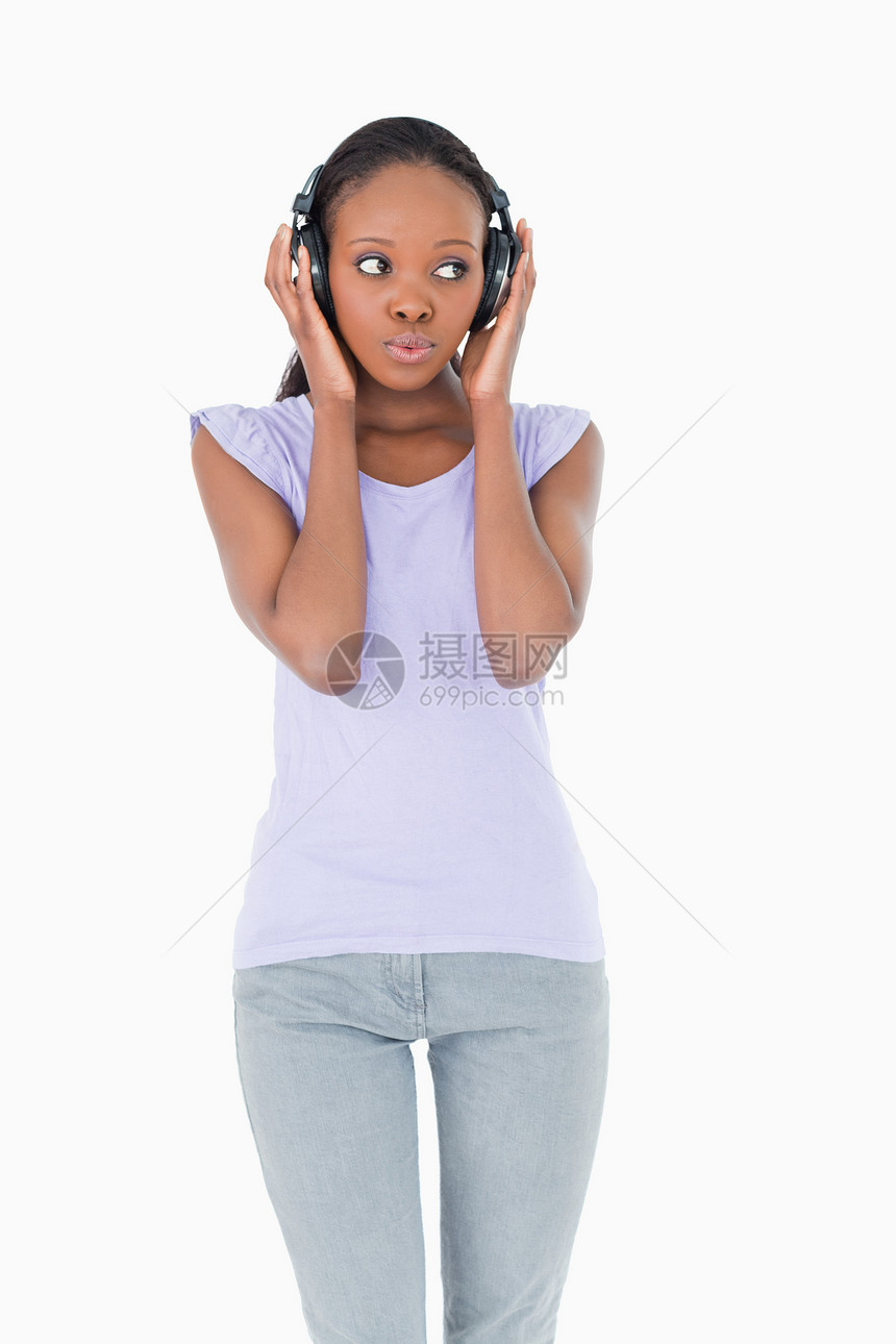 近距离收听白色背景音乐的女人的歌声图片