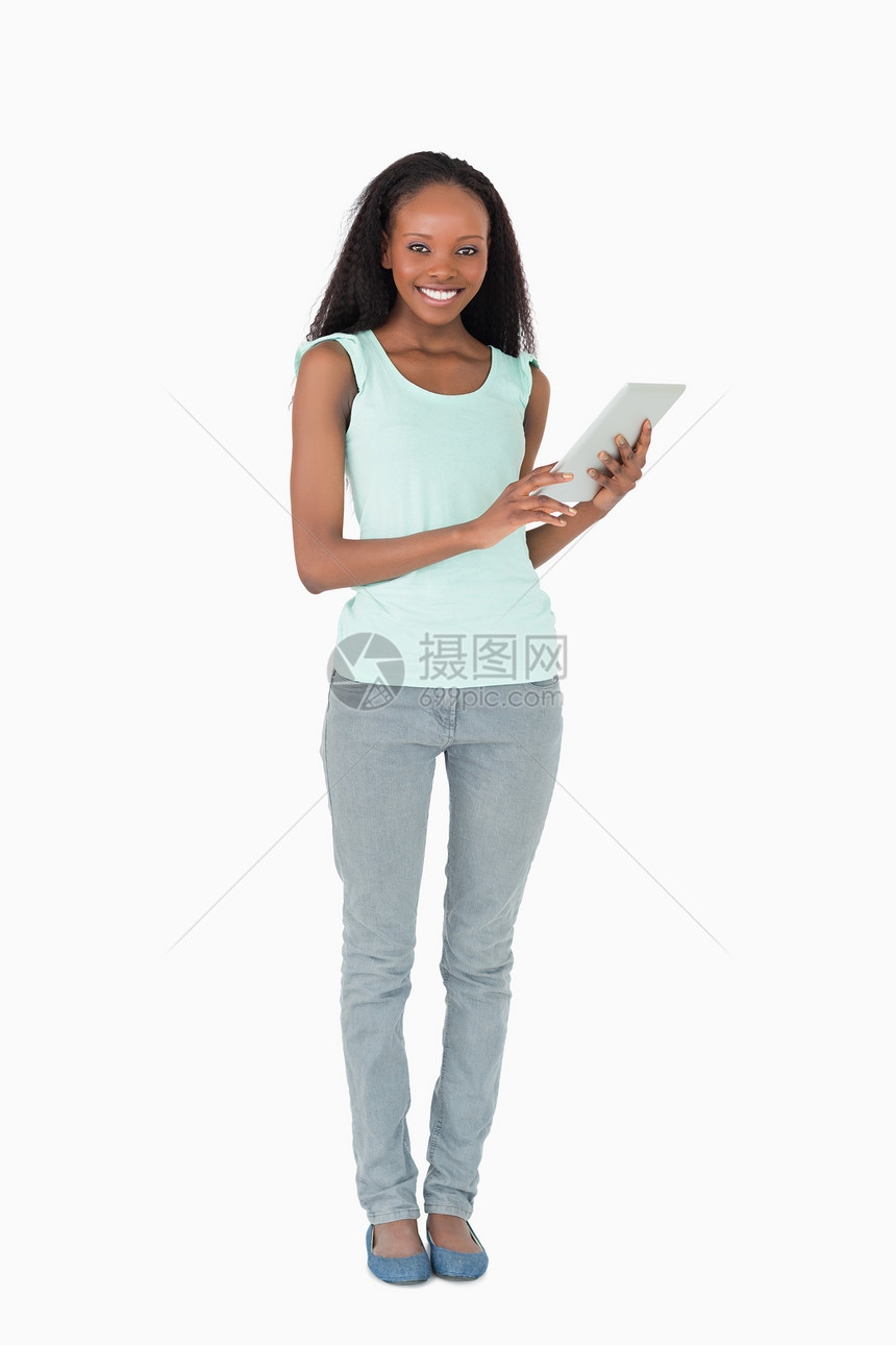 白背景使用平板电脑的妇女;图片