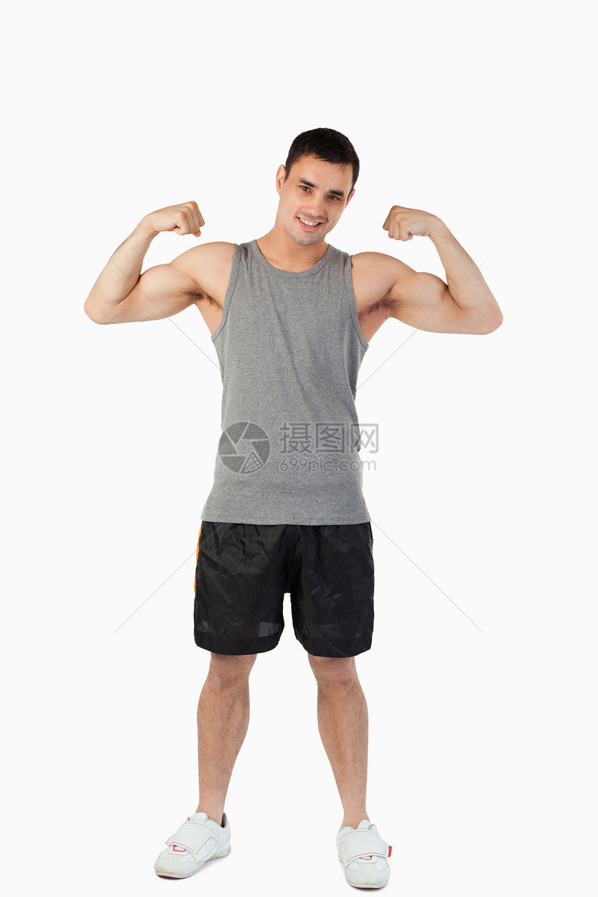 年轻男性展示他的肌肉图片