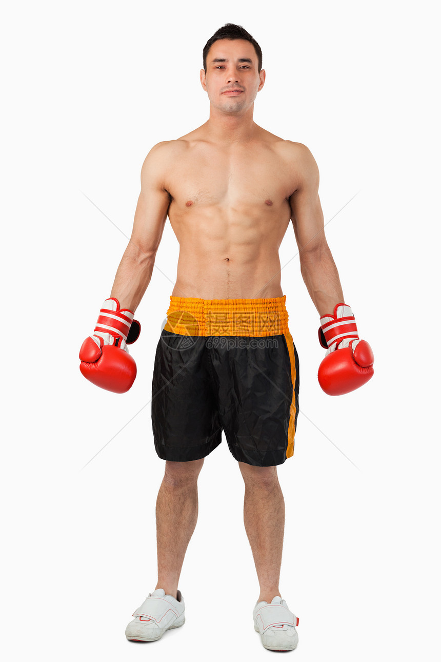 看起来很自信的年轻拳击手图片