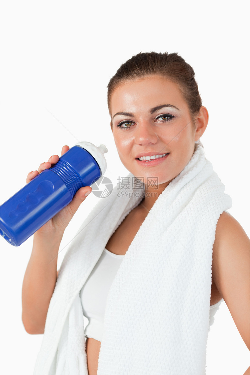 锻炼完后 微笑的女人用瓶子装着她的瓶子图片
