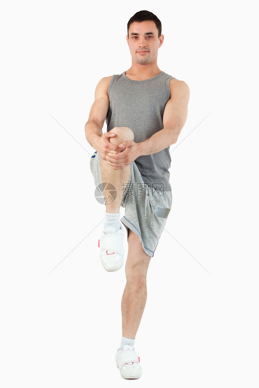 一个男人伸展腿部的肖像图片