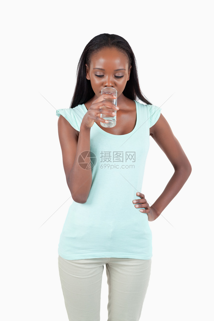 年轻女青年饮用水图片