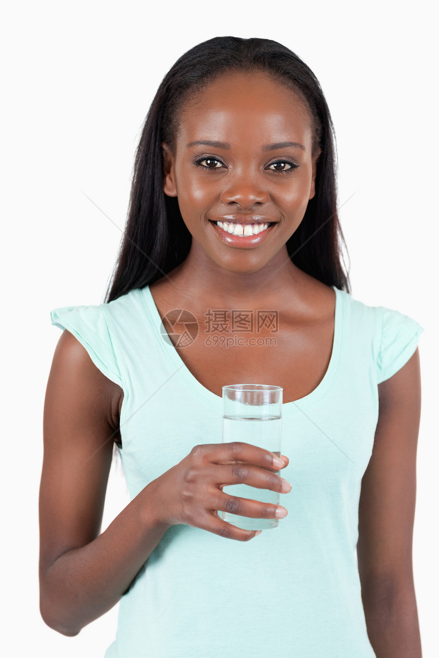 快乐的微笑的女人 与一杯清新水图片
