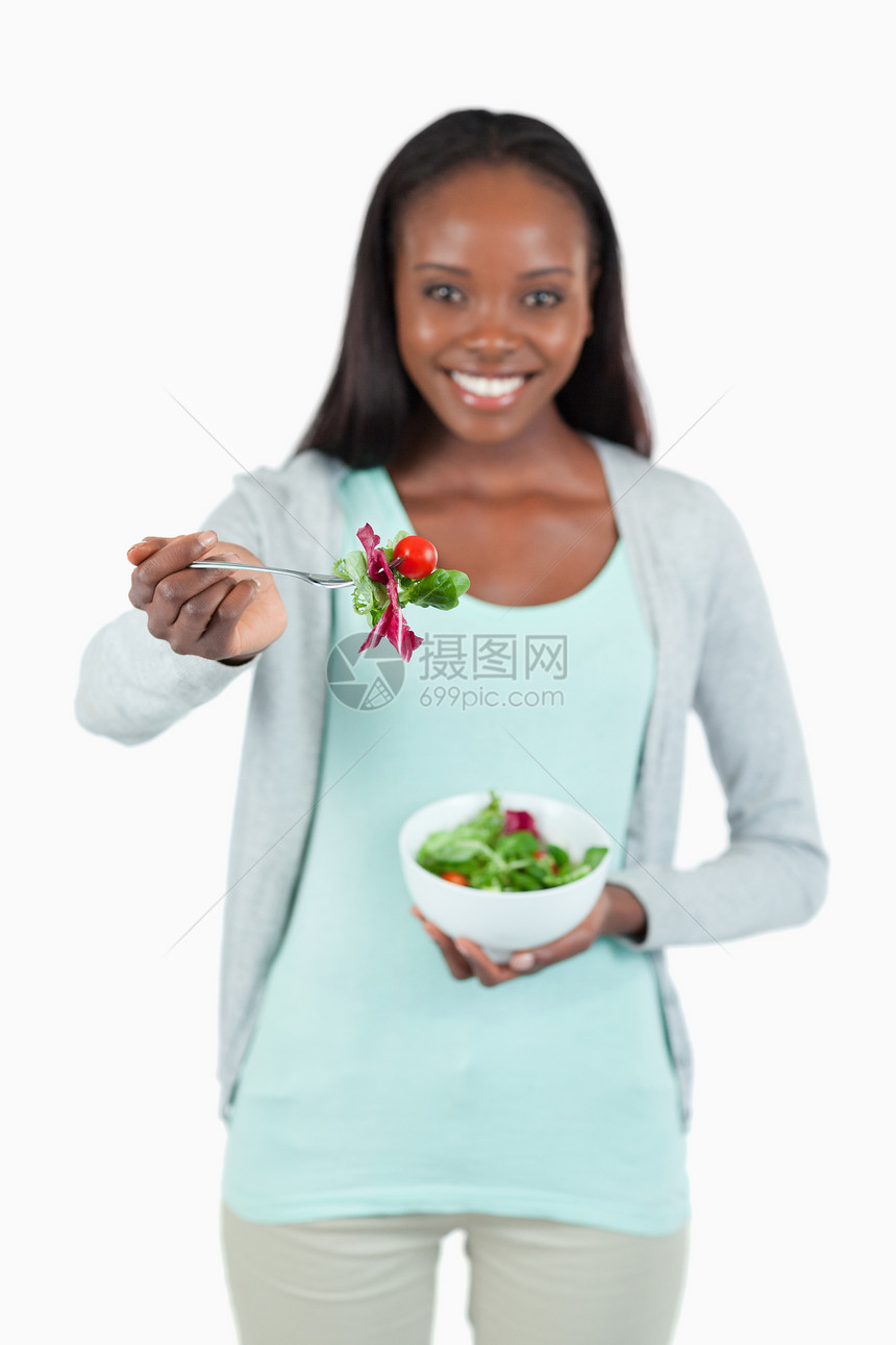 提供沙拉的年轻妇女饮食快乐蔬菜女性食物绿色素食者晚餐营养活力图片