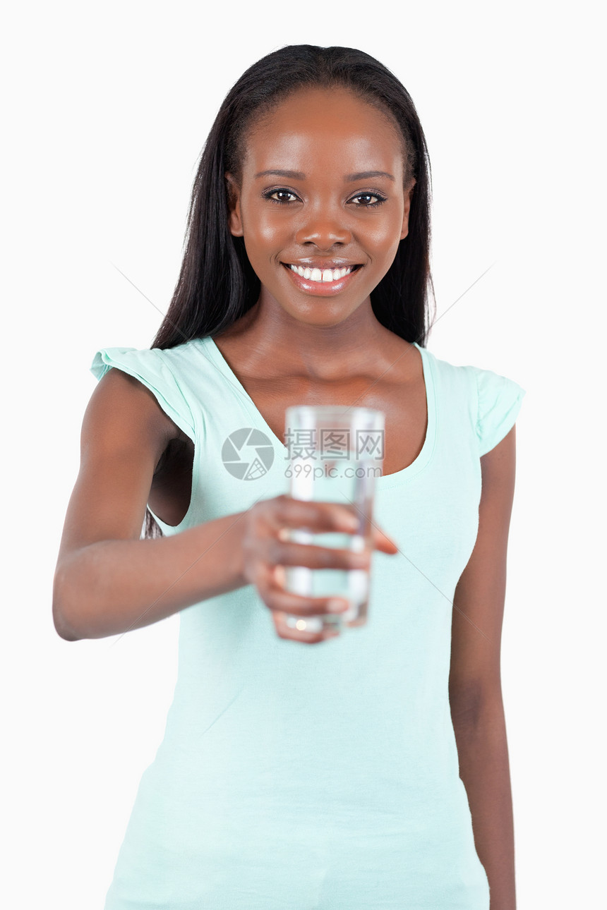 快乐的微笑的女人 提供一杯水图片