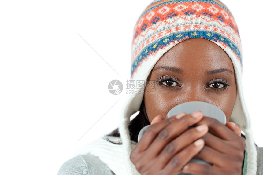 女学生在寒冷中喝杯茶早餐咖啡娱乐衣服女性饮料草药杯子女士幸福图片