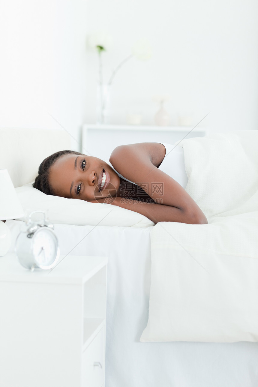 一个平静女人醒来的肖像图片
