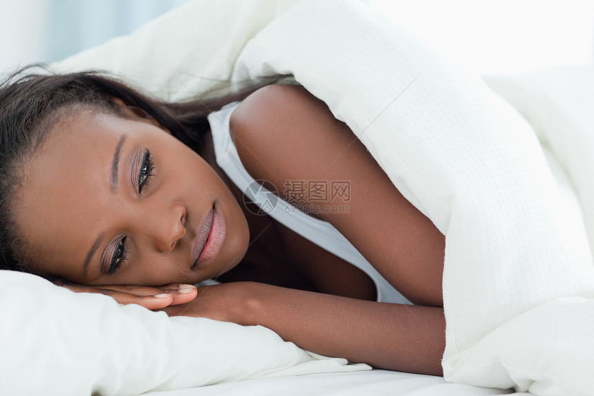 悲伤的女人醒来觉醒苏醒时间孤独枕头女性唤醒就寝毯子福祉图片
