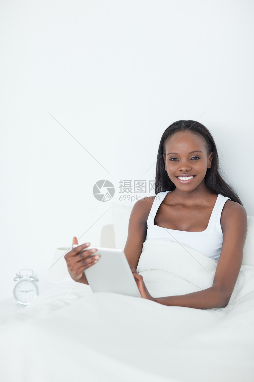 使用平板电脑的妇女的肖像房间技术卧室闲暇互联网触摸屏屏幕网络幸福活动图片
