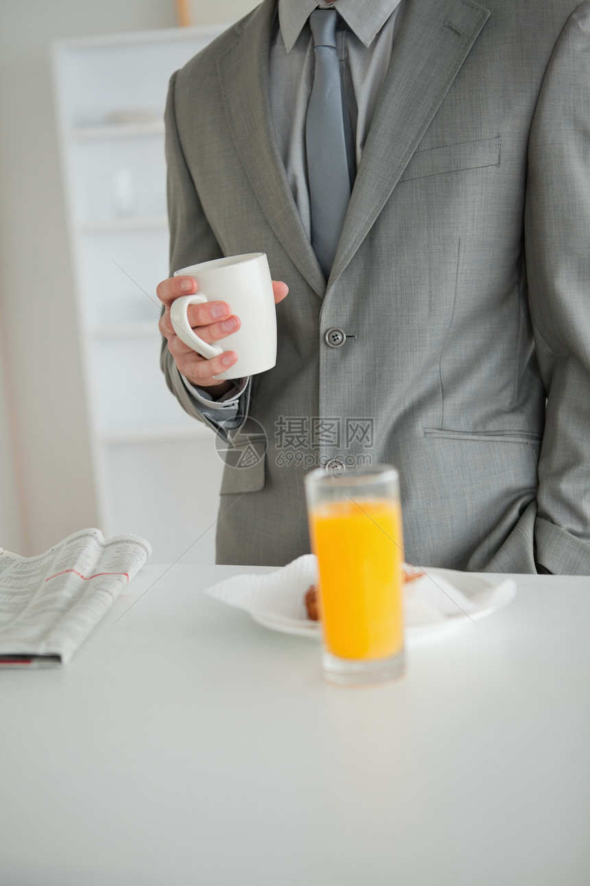 一个商务人士吃早餐的肖像 被一个商务人士拿走图片