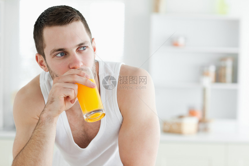 喝橙汁的帅哥图片