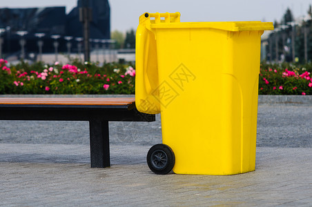 公园垃圾桶黄黄回收集装箱收藏市政住宅公园街道绿色轮子填埋场车轮银行背景