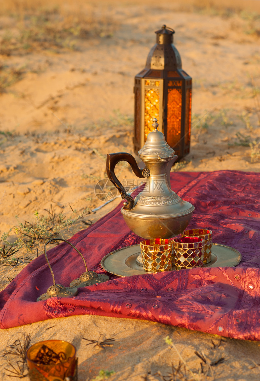 贝都因人现场小饰品小地毯沙漠花纹眼镜阳光灯笼茶壶晴天荒漠图片