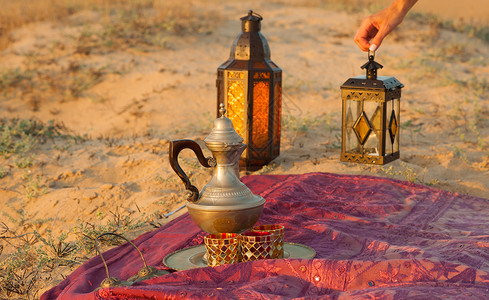 摩洛哥灯花纹荒漠沙漠地毯水平灯笼小饰品阳光晴天背景图片