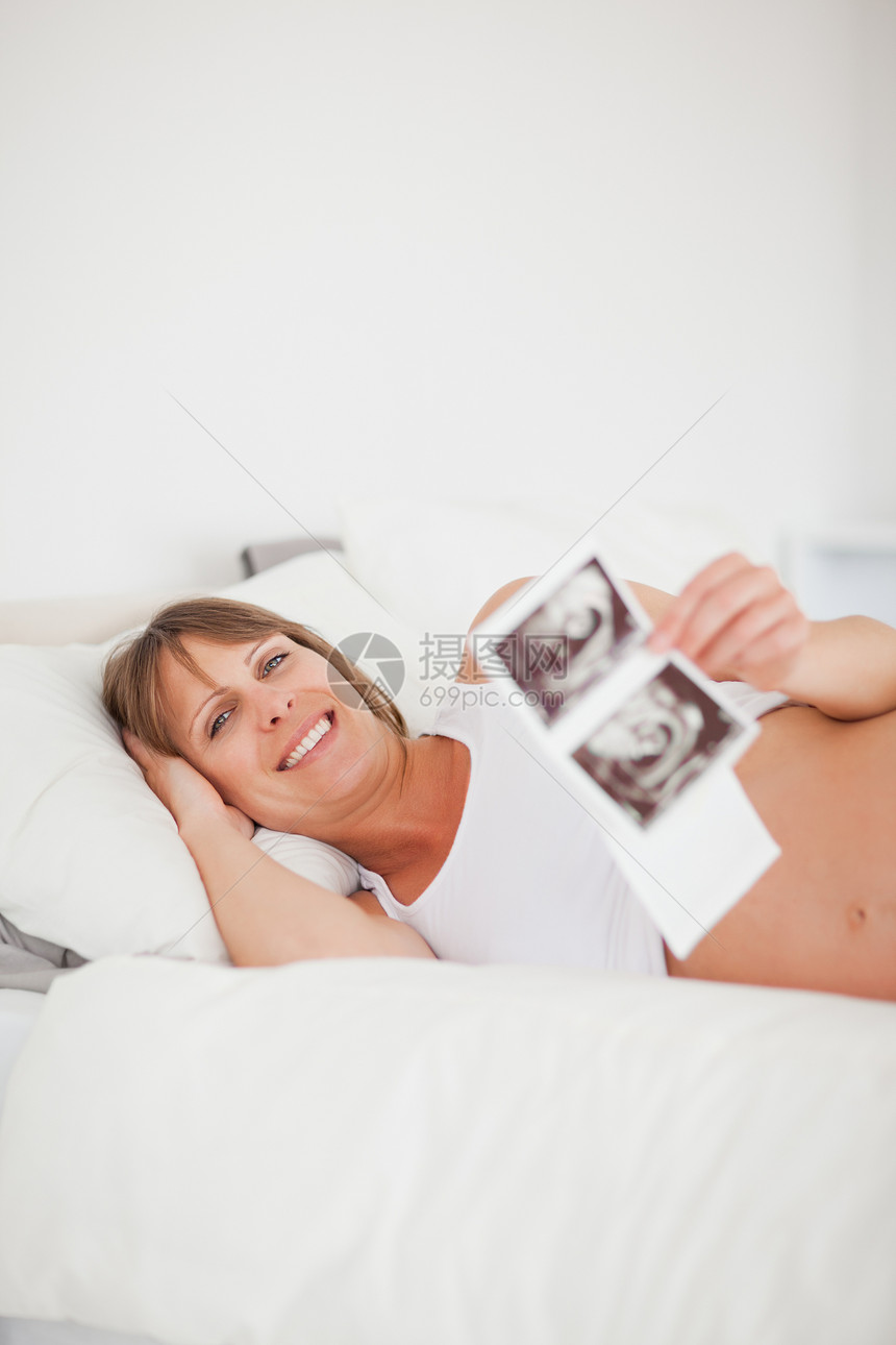 美丽的孕妇 在说谎时进行超声波扫描;图片
