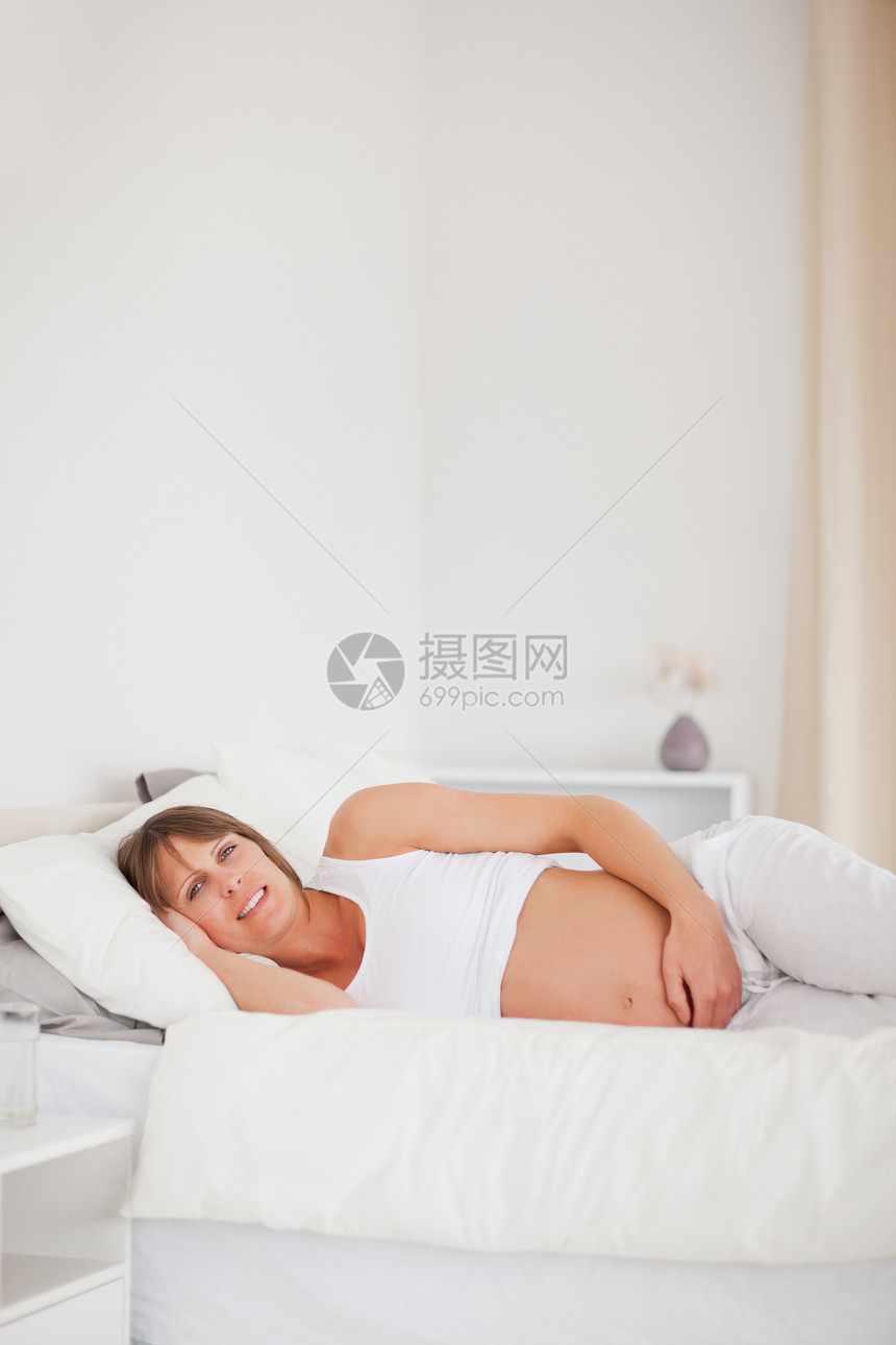 好漂亮的孕妇 躺在床上休息时放松着 好看的孕妇图片