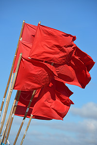 红旗横幅浮标红色钓鱼蓝色天空配件背景图片