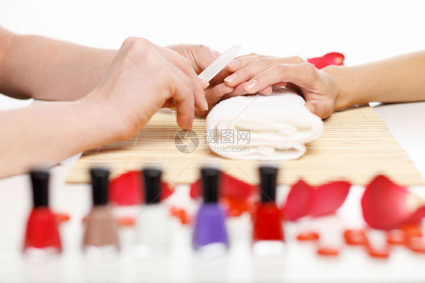 女人正在修指甲化妆品身体美容师魅力奢华护理抛光女士沙龙拇指图片