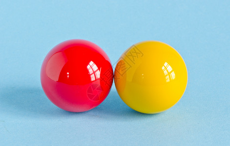 红色和黄色台球反射天蓝色窗户闲暇游戏运动背景图片
