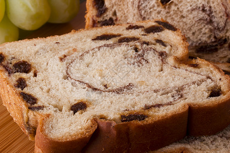 葡萄干面包葡萄干肉桂面包粘性营养甜点背景图片