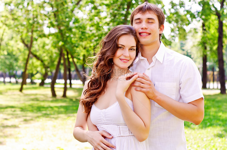 公园里的夫妻情侣快乐微笑女士环境小伙子妻子丈夫背心欢乐家庭图片
