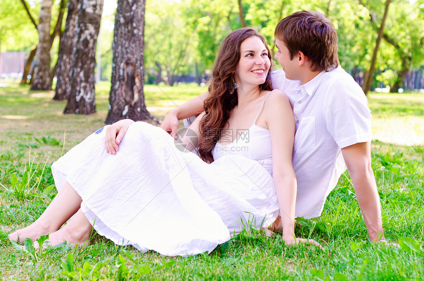 公园里的夫妻情侣女性亲热男性背心快乐环境小伙子微笑情人女士图片