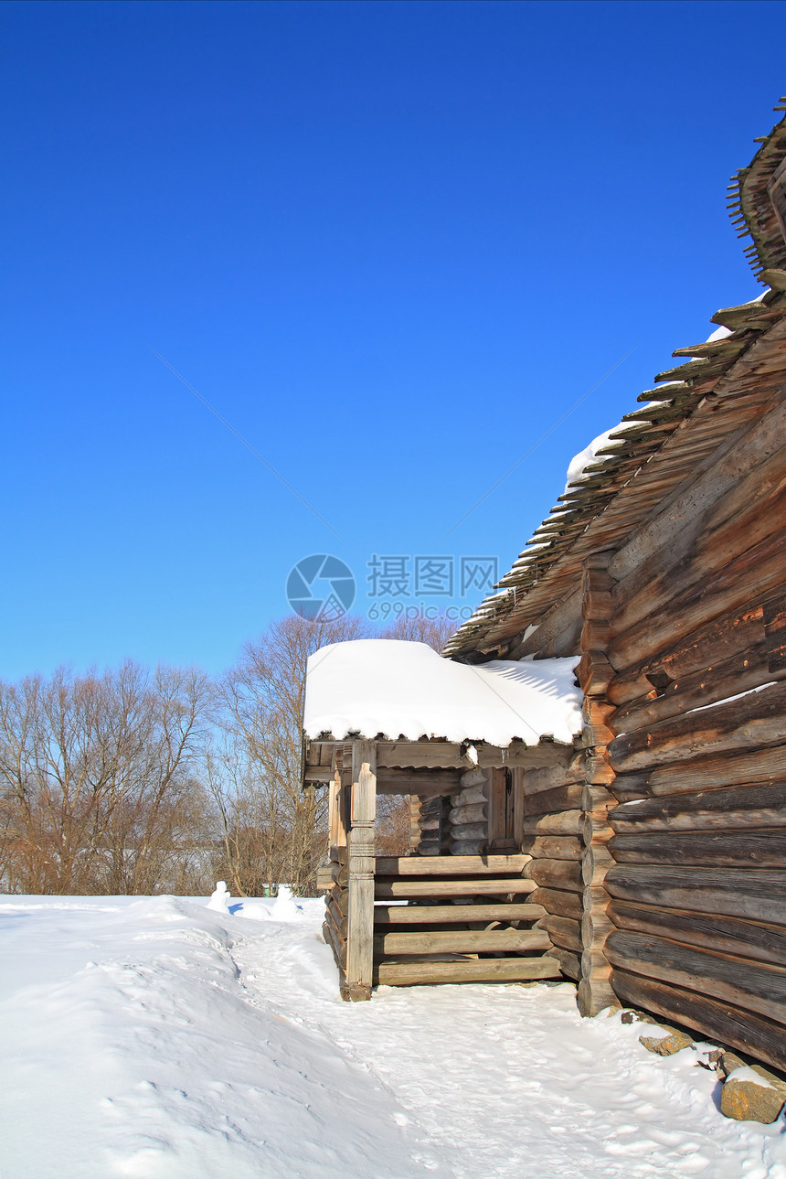 下雪中的农村木木屋日志窗户快门村庄车道木头房子乡村建筑学文化图片